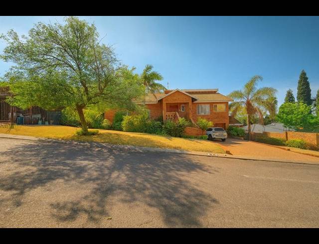 4 BEDROOM HOUSE FOR SALE IN MORELETAPARK